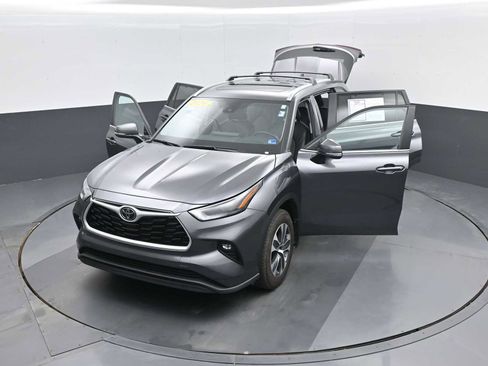 Used 2024 Toyota Highlander XLE image 37