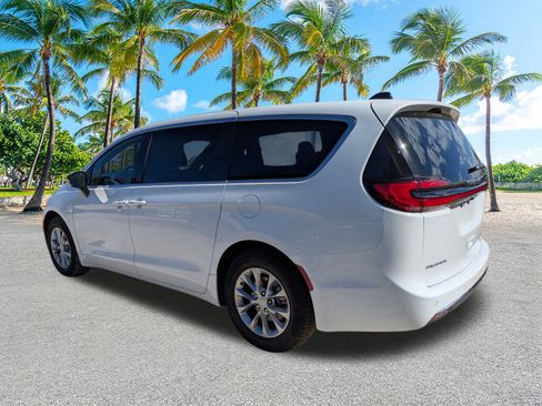 New 2026 Chrysler Pacifica Limited FWD image 6