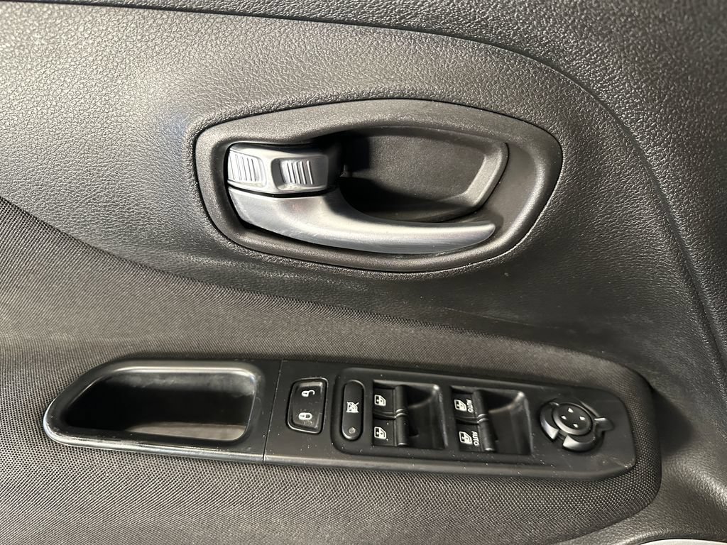 Used 2018 Jeep Renegade Latitude AWD/4WD image 18