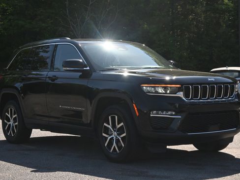 Used 2023 Jeep Grand Cherokee Limited image 11