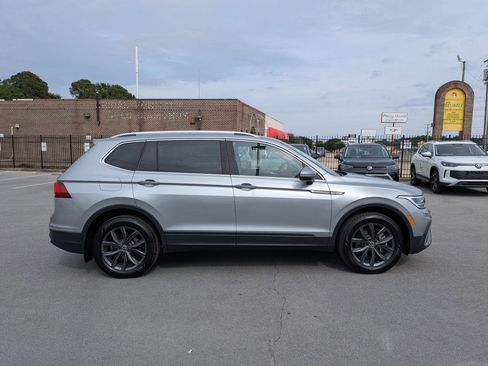 Used 2023 Volkswagen Tiguan SE FWD image 2