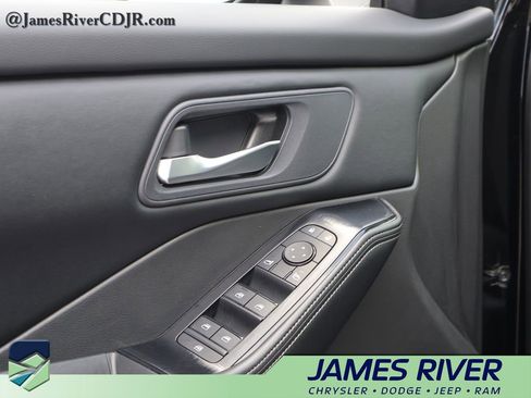 Used 2025 Nissan Rogue SV FWD image 22