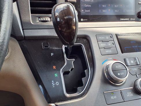 Used 2020 Toyota Sienna XLE FWD image 13