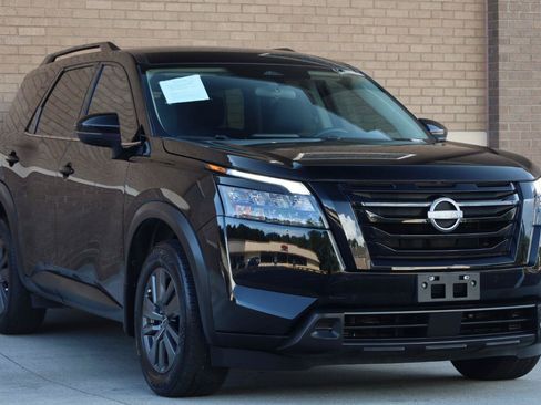 Used 2024 Nissan Pathfinder SV w/ Lighting Package (N92) FWD image 5