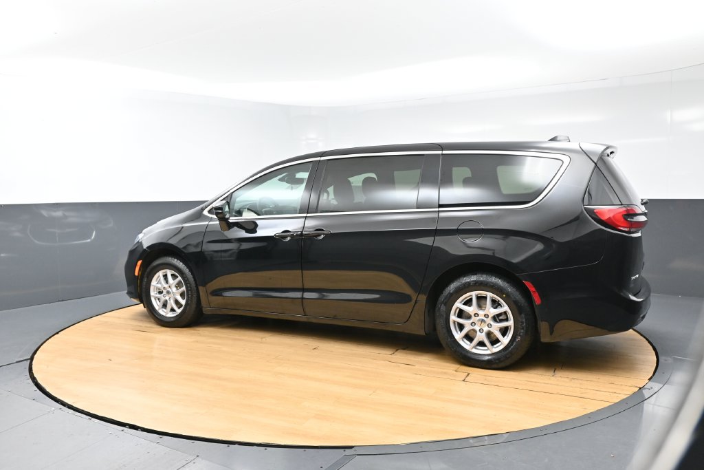 Used 2025 Chrysler Pacifica Select FWD image 4