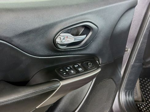 Used 2019 Jeep Cherokee Latitude Plus w/ Cold Weather Group AWD/4WD image 15