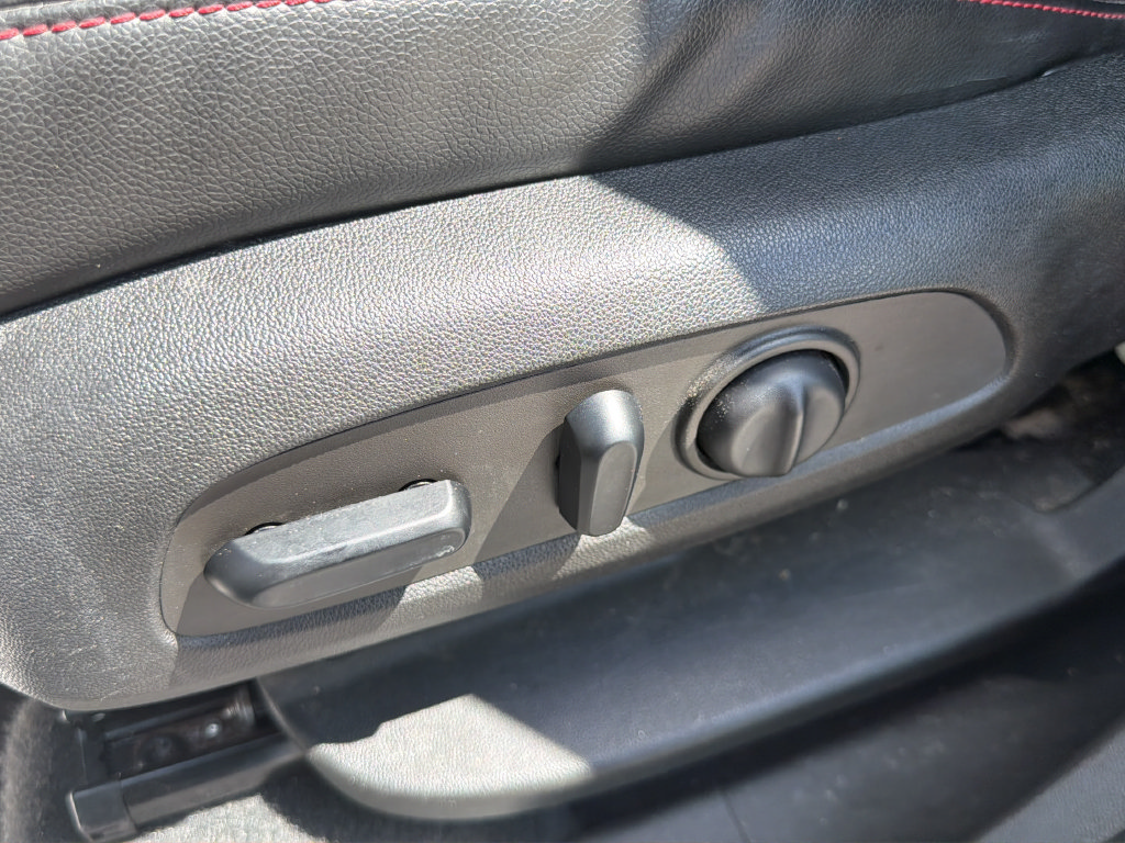 Used 2022 Chevrolet Equinox RS w/ RS Leather Package FWD image 23