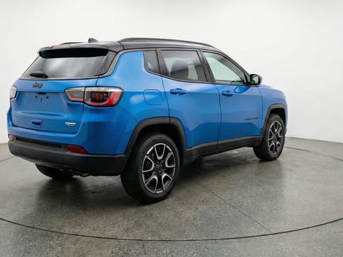 Used 2025 Jeep Compass Trailhawk AWD/4WD image 9