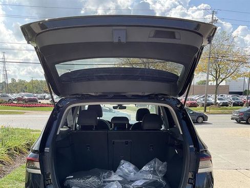 New 2025 Volkswagen Taos SE image 4