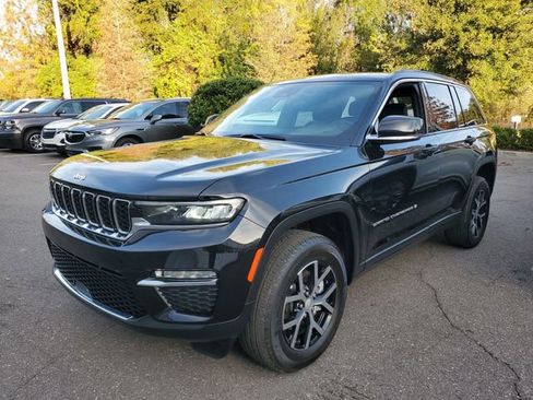 Used 2025 Jeep Grand Cherokee Limited image 2