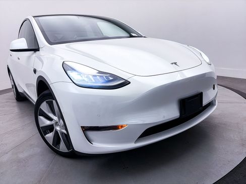 Used 2021 Tesla Model Y 2WD image 7