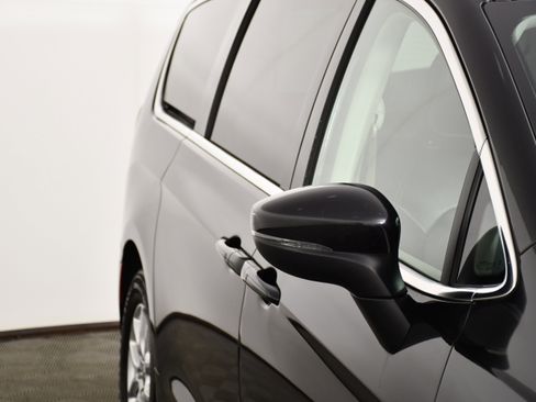 Used 2023 Chrysler Pacifica Touring-L image 14