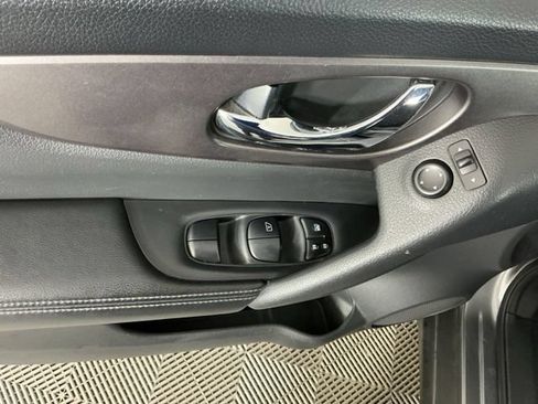 Used 2015 Nissan Rogue S FWD image 12