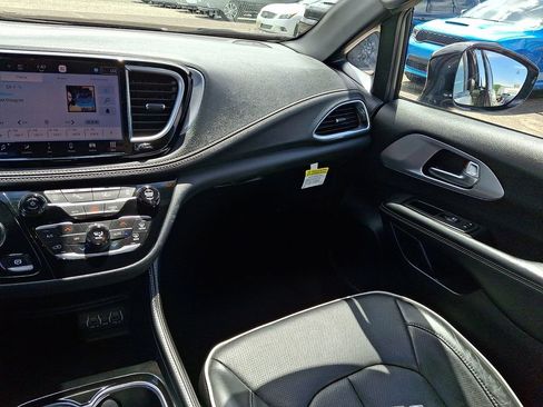 Used 2025 Chrysler Pacifica Limited FWD image 17