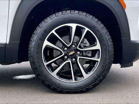 Used 2024 Chevrolet TrailBlazer LT w/ Convenience Package AWD/4WD image 9