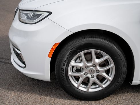 Used 2023 Chrysler Pacifica Touring-L image 9