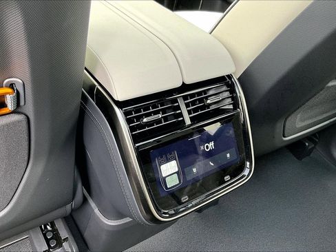 Used 2025 Rivian R1S Premium image 33