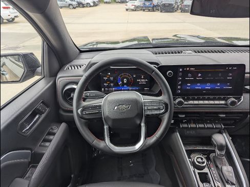 Used 2025 Chevrolet Colorado Z71 w/ Z71 Convenience Package 2 AWD/4WD image 3