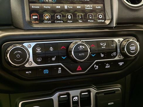 Used 2022 Jeep Wrangler Unlimited Rubicon 4xe w/ Cold Weather Group AWD/4WD image 10