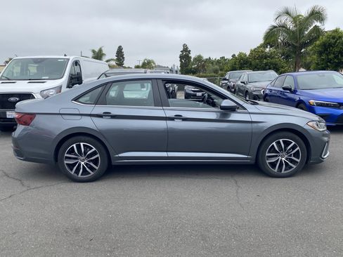 Used 2025 Volkswagen Jetta SE FWD image 2
