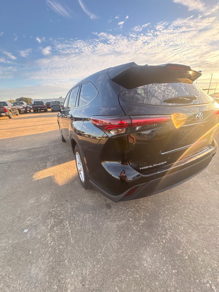 Used 2025 Toyota Highlander LE FWD image 4