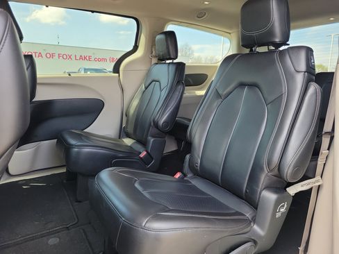 Used 2023 Chrysler Pacifica Touring-L image 9