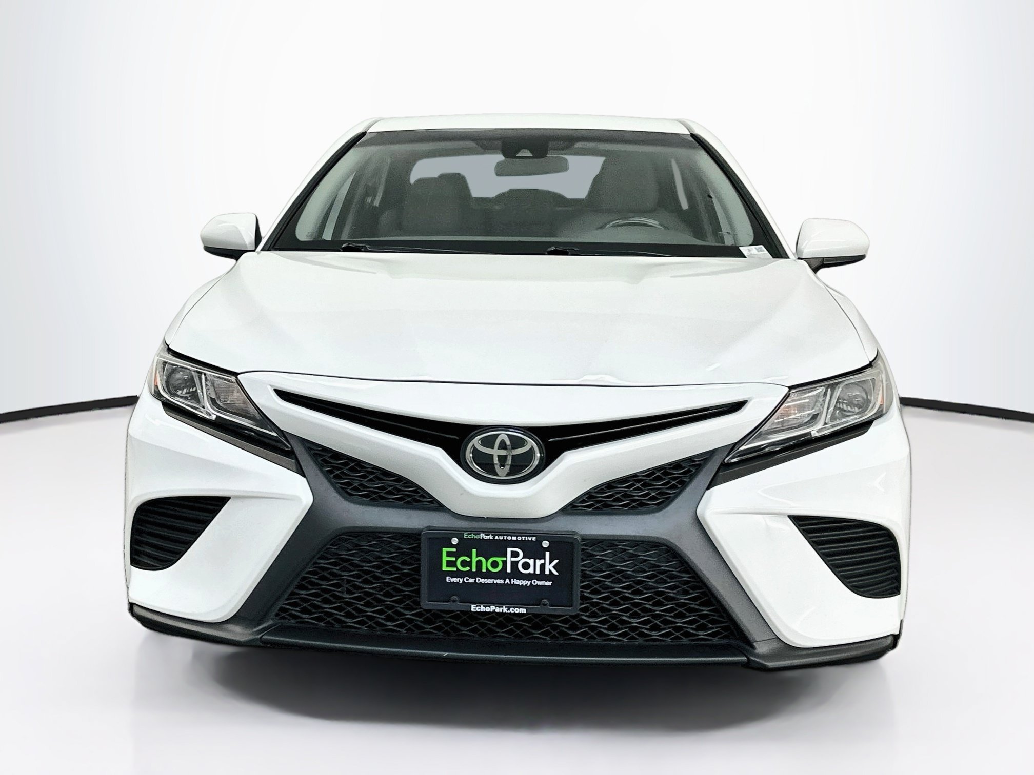 Used 2019 Toyota Camry SE w/ Carpet Mat Package FWD image 2