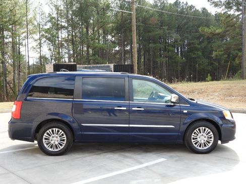 Used 2014 Chrysler Town & Country Touring-L image 18