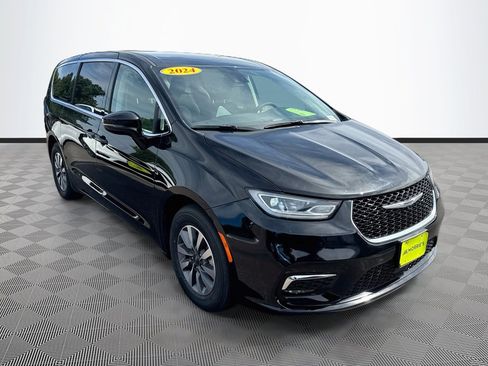 Used 2024 Chrysler Pacifica Limited FWD image 3