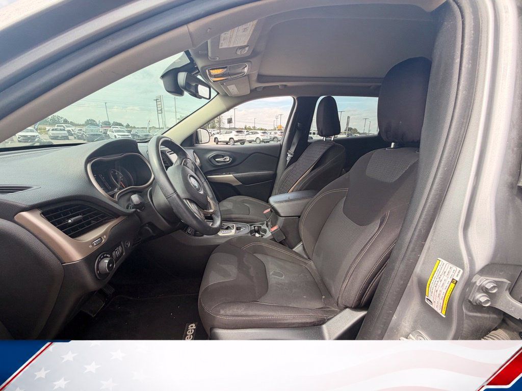 Used 2017 Jeep Cherokee Latitude w/ Comfort/Convenience Group AWD/4WD image 13