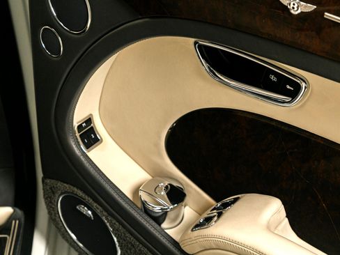 Used 2013 Bentley Mulsanne w/ Premiere Specification Pkg image 34