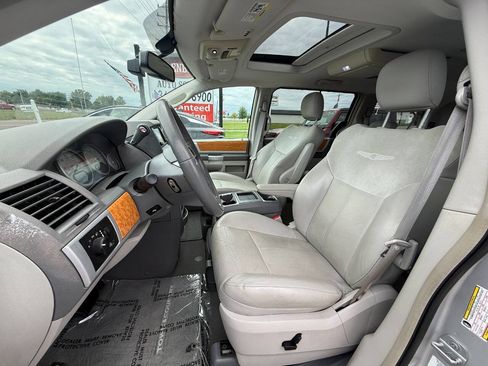 Used 2009 Chrysler Town & Country Limited w/ Entertainment Group #3 FWD image 8