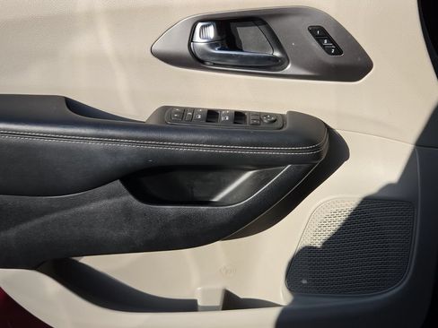 Used 2023 Chrysler Pacifica Touring-L FWD image 25