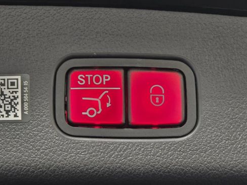 Used 2025 Mercedes-Benz GLC 300 4MATIC image 18