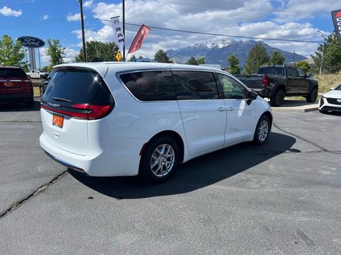 Used 2024 Chrysler Pacifica Touring-L FWD image 8