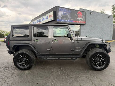 Used 2018 Jeep Wrangler Unlimited Sahara image 9