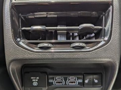 Used 2022 Jeep Grand Cherokee Overland image 12