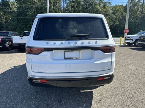 Used 2024 Jeep Wagoneer Series II w/ Flexible Seating Group image 15