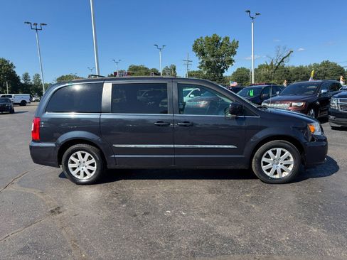 Used 2014 Chrysler Town & Country Touring FWD image 6