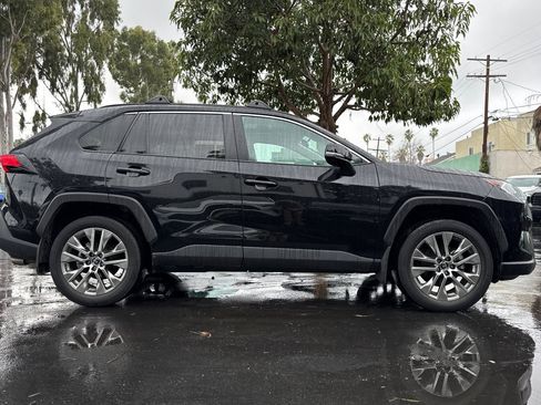 Used 2019 Toyota RAV4 XLE Premium image 3