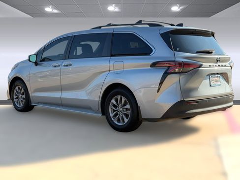 Used 2022 Toyota Sienna XLE image 3