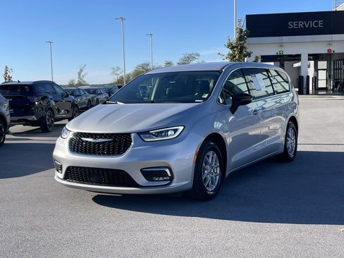 Used 2024 Chrysler Pacifica Touring-L image 3