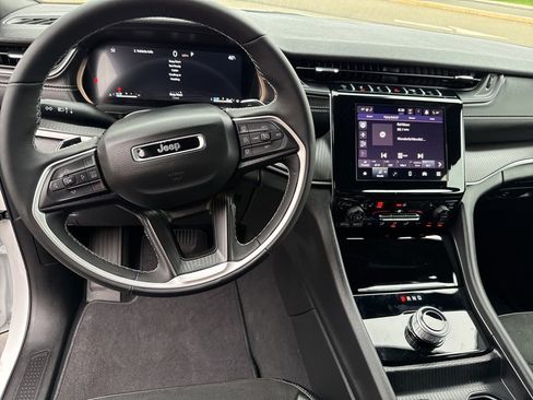 New 2025 Jeep Grand Cherokee Altitude image 26