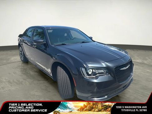 Used 2018 Chrysler 300 S w/ 300S Premium Group RWD image 5