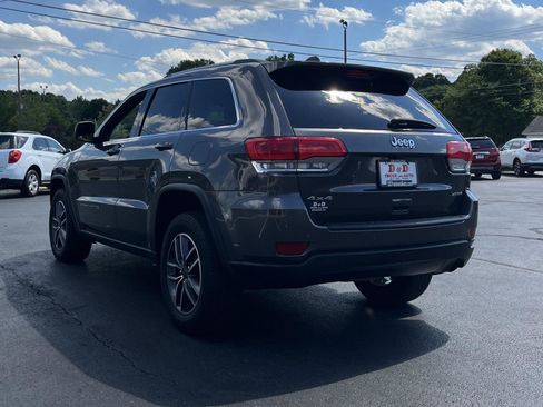 Used 2019 Jeep Grand Cherokee Laredo w/ Laredo X Package AWD/4WD image 3