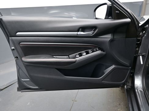 Used 2023 Nissan Altima 2.0 SR image 9