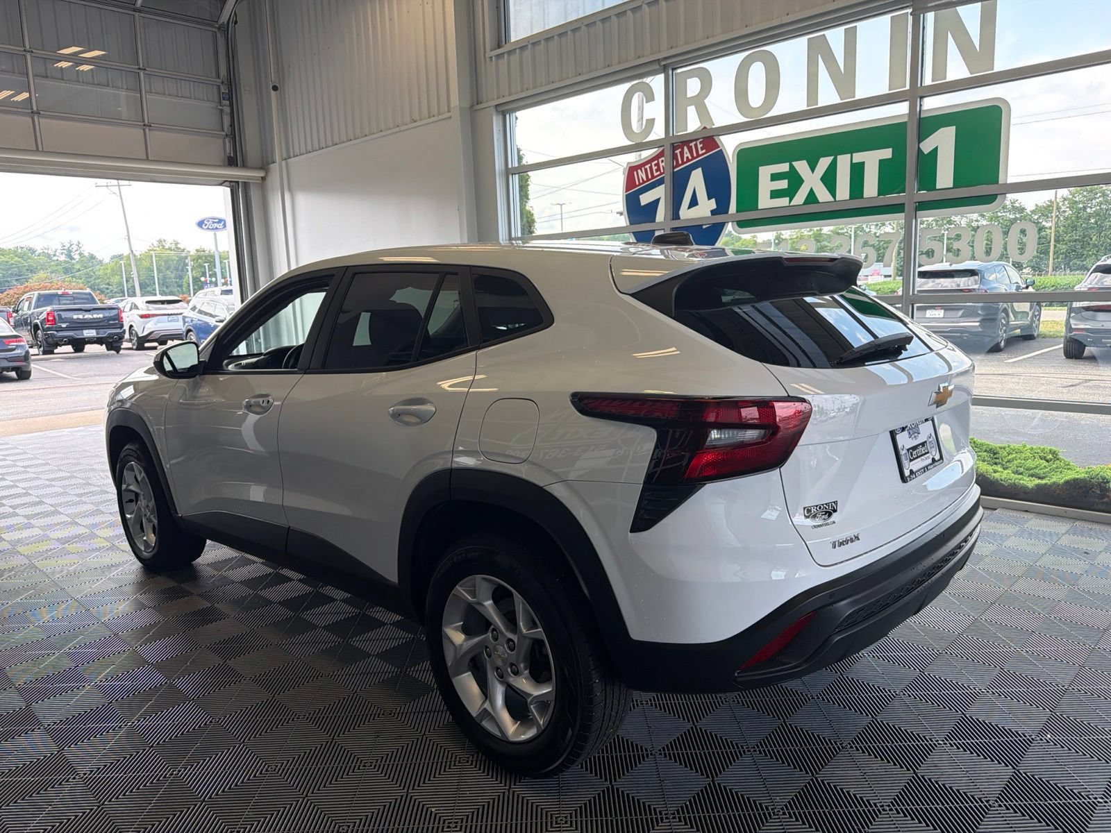 Used 2024 Chevrolet Trax LS w/ LS Convenience Package FWD image 4