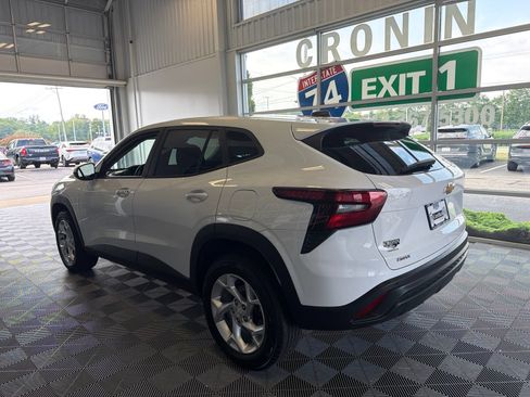 Used 2024 Chevrolet Trax LS w/ LS Convenience Package FWD image 4