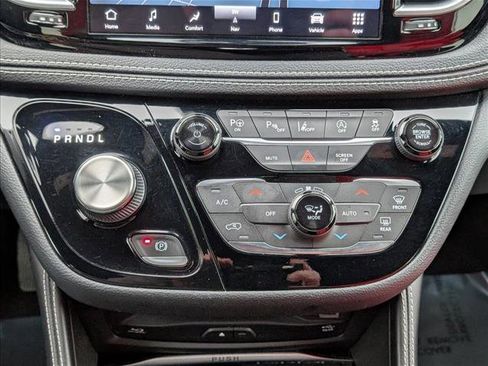 Used 2021 Chrysler Pacifica Limited w/ Uconnect Theater Family Group image 15