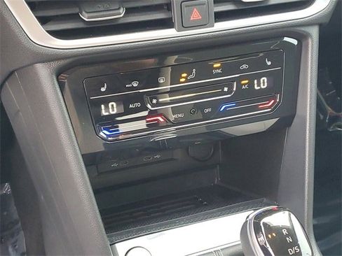 Certified 2025 Volkswagen Taos SE image 25